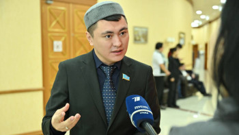 Фотография к новости: МӘМС: Мұқаев министрге медициналық пакеттерге қатысты сұрақ қойды