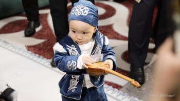 Фотография к новости: Әрбір төртінші адам күнделікті өмірде ұлттық киім киеді