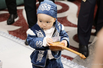 Фотография к новости: Әрбір төртінші адам күнделікті өмірде ұлттық киім киеді