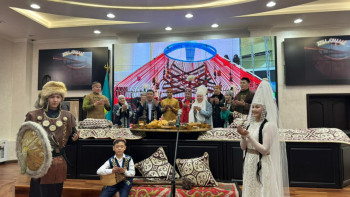 Фотография к новости: "Ұлттық киім" күні. Полиция қызметкерлері сайысқа түсті