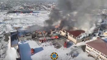 Фотография к новости: Астанада қойма өртенді