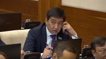 Фотография к новости: Оқығанынан қыдырғаны көп болады. Зайытов шетелге оқуға баратын дәрігерлерді сынады