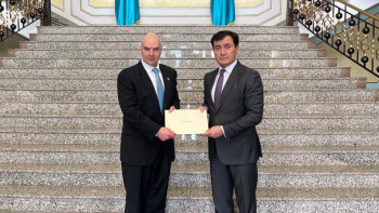 Фотография к новости: Аустралия елшісі сенім грамоталарының көшірмесін табыс етті