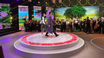 Фотография к новости: Dior маталарына принт қылып біздің оюды салып жатыр – дизайнер