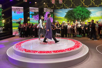 Фотография к новости: Dior маталарына принт қылып біздің оюды салып жатыр – дизайнер