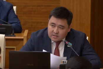 Фотография к новости: Әлем қай биікті бағындырамыз деп жүргенде, біз түбі тесік қалтамызды түрткілеп отырмыз – депутат