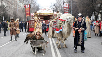 Фотография к новости: Алматыда «Көш. Наурыз – думан» театрландырылған керуен жүріп өтті