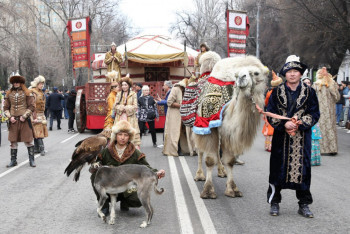 Фотография к новости: Алматыда «Көш. Наурыз – думан» театрландырылған керуен жүріп өтті