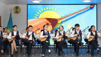 Фотография к новости: Алматыда 50 мыңнан астам домбырашының қатысуымен «Күй күмбірі» республикалық челленджі өтті