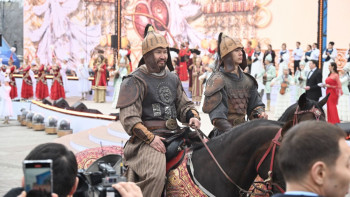 Фотография к новости: Алматыда 1000-нан астам адам мерекелік керуенімен жүріп өтті