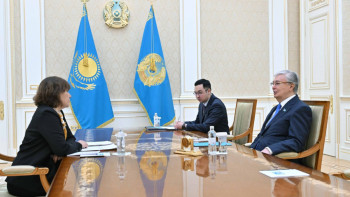 Фотография к новости: Президент әлеуметтанушы Гүлмира Илеуованы қабылдады