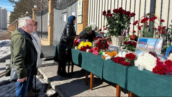 Фотография к новости: Қазақстандықтар Астанадағы Ресей елшілігінің ғимаратына гүл шоқтарын қойды