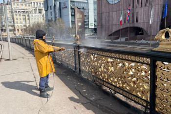 Фотография к новости: Көшелерді тазалау, көпірлерді жуу: Елордада көктемгі санитарлық тазалау басталды