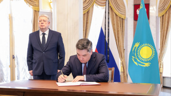 Фотография к новости: Олжас Бектенов Ресей елшілігінде көңіл айту кітабына жазба қалдырды