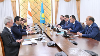 Фотография к новости: Мәулен Әшімбаев Кипр Республикасының сыртқы істер министрімен кездесті