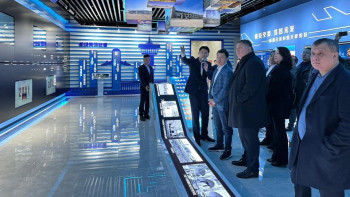 Фотография к новости: Көлік министрлігінің басшысы Үрімші әуежайына барды