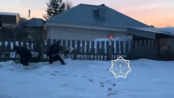 Фотография к новости: Риддерде құтқарушылар үй маңы аумағын судан тазалауға көмектесті