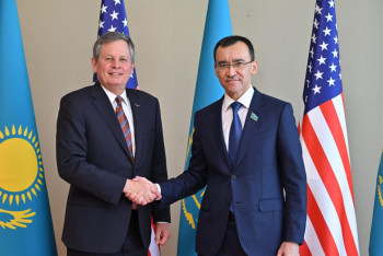 Фотография к новости: Әшімбаев АҚШ конгресінің сенаторымен кездесті