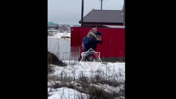 Фотография к новости: Ақтөбеде бөлімше командирі тәрбиешілерді арқалап апарып, қауіпсіз жерге көшірді