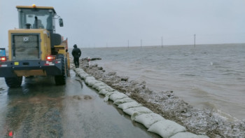 Фотография к новости: "Самара-Шымкент" тасжолына құм қапшықтары төселді
