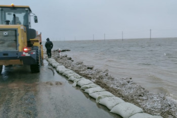 Фотография к новости: "Самара-Шымкент" тасжолына құм қапшықтары төселді