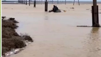 Фотография к новости: Шалқарда құтқарушылар 25 түйені қауіпсіз аймаққа апарды