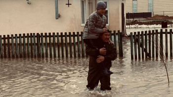 Фотография к новости: Ақтөбелік құтқарушы екі баланы қауіпсіз жерге көшірді