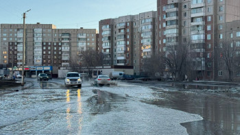 Фотография к новости: Қарағандыда еріген қар суы тұрғын үйлерге кірген