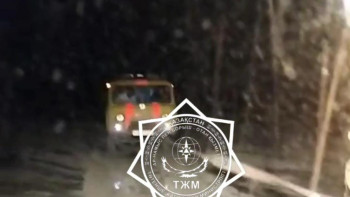 Фотография к новости: Құтқарушылар Атырау облысындағы ЖМК бригадаларын құтқарды