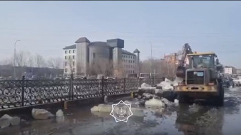 Фотография к новости: Курсанттар су тасқынына қарсы жұмыстарға қатысып жатыр