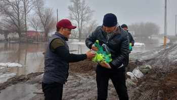 Фотография к новости: Қостанайда ҚХА белсенділері су тасқынымен күресіп жатқан халыққа көмекке келді