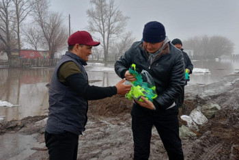 Қостанайда ҚХА белсенділері су тасқынымен күресіп жатқан халыққа көмекке келді
