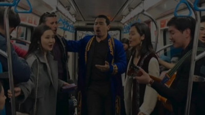 Алматы метросында халықтың көңілін көтерген театр актерларына жұрт риза болды