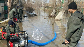 Фотография к новости: Көкшетауда 90-ға жуық техника суды айдап жатыр