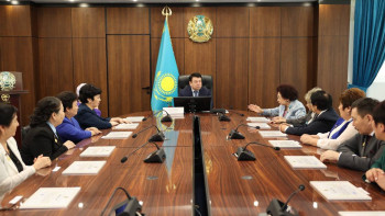 Фотография к новости: Қазақстанның еңбек сіңірген ұстаздары мектепті басқару ісіне қатысуы қажет – министр