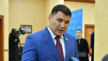 Фотография к новости: "Заң шыққанша, екі досым өз-өзіне қол жұмсады". Депутат жерлесінен келген хат жайлы айтты