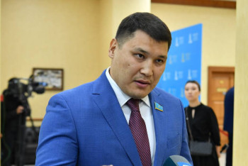 Фотография к новости: "Заң шыққанша, екі досым өз-өзіне қол жұмсады". Депутат жерлесінен келген хат жайлы айтты