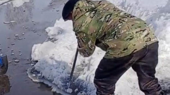 Фотография к новости: ШҚО-да әскери қызметшілер арықтар мен каналдарды тазартып жатыр