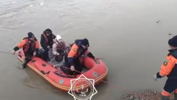 Фотография к новости: ШҚО құтқарушылары су алған жолдан тұрғындарды өткізіп жатыр