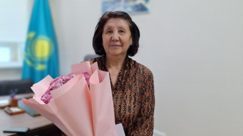 Фотография к новости: Қалай белсенді өмір сүру керек: Жетпістегі қария волонтер болып жүр