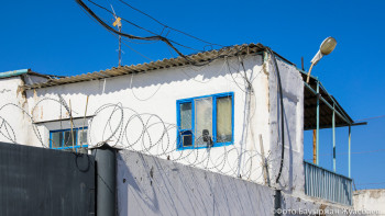 Фотография к новости: 3 жасар егіздерді зорлаған өгей әке қалған өмірін түрмеде өткізеді