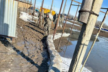 Фотография к новости: БҚО-да 4 күннен бері 453 мың текше метр еріген қар суы сорылды