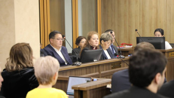 Фотография к новости: "Қызғаныш неден туды?". Бишімбаевтың адвокаттары Нүкенованың ағасына сұрақтар қойды