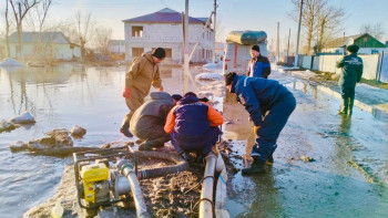 Фотография к новости: Қызылордалық құтқарушылар Қостанайдағы тасқынға қарсы жұмыстарға тартылды