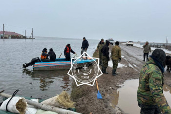 Фотография к новости: ШҚО құтқарушылары су басқан жол арқылы тұрғындарды тасымалдауды жалғастыруда