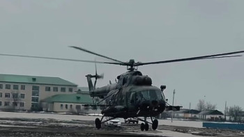 Фотография к новости: Ақтөбеде Қорғаныс министрлігінің ұшқыштары су басқан ғимарат төбесіндегі адамдарды құтқарды