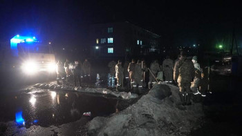Фотография к новости: ШҚО-дағы Үлкен Нарын ауданында су басқан 21 үйдің ауласы судан тазалануда