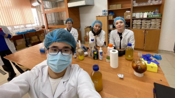 Фотография к новости: Астанада мектеп оқушылары қатерлі ісік жасушаларын жоятын экстракт ойлап тапты