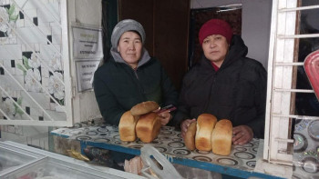 Фотография к новости: Су басқан ауылға тегін нан таратқан полиция инспекторына тұрғындар алғыс айтты