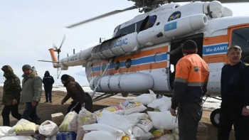 Фотография к новости: Ақсуат ауданына тікұшақпен азық-түлік пен дәрі-дәрмек жеткізілді